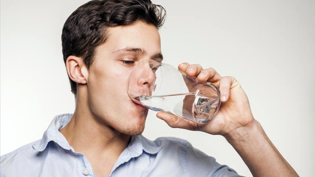 Beba 2 litros de água por dia